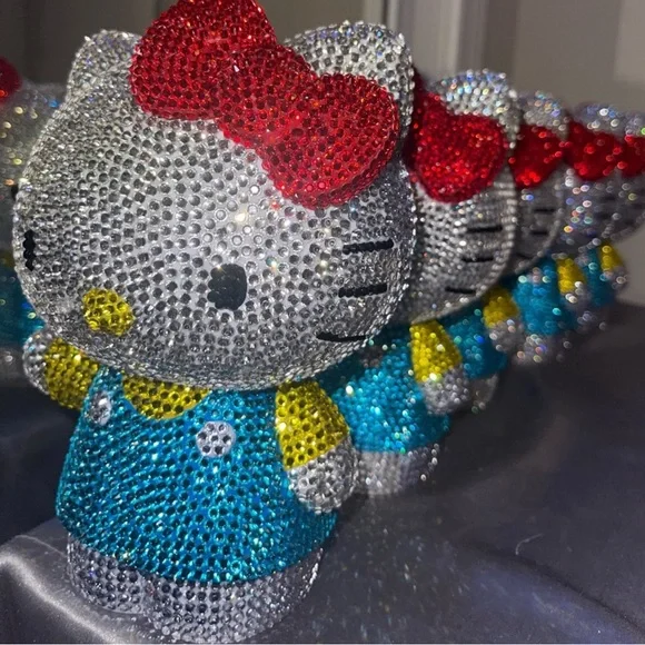 Hello Kitty Rhinestone Dancing Figure - Picture 3 of 6
